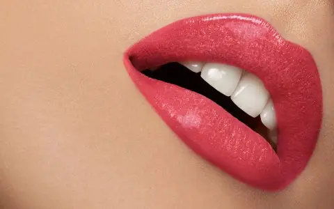 Labbra femminili con rossetto rosa.