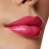 Primo piano labbra femminili con rossetto rosa.