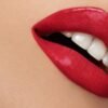 Primo piano labbra femminili con rossetto rosso.