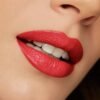 Primo piano di labbra femminili con rossetto rosso.