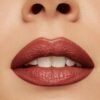 Primo piano di labbra femminili con rossetto bordeaux.