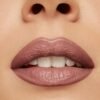 Primo piano di labbra femminili con rossetto marrone.