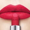 Rossetto rosso vicino a labbra femminili.