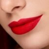 Primo piano labbra rosse femminili.