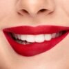 Sorriso con rossetto rosso acceso e denti bianchi.