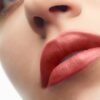 Primo piano labbra donna con rossetto rosso.