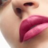 Labbra femminili con rossetto rosa.