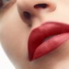Primo piano labbra donna con rossetto rosso.