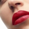 Primo piano labbra femminili con rossetto rosso.