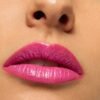 Primo piano labbra donna con rossetto rosa.