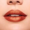 Labbra femminili con rossetto marrone chiaro.