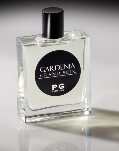 Flacone di profumo Gardenia Grand Soir.