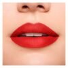 Labbra femminili con rossetto rosso.